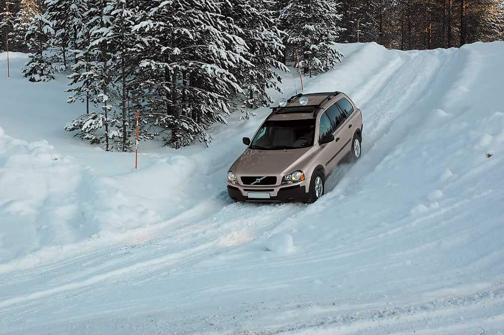 Торможение машины на снегу